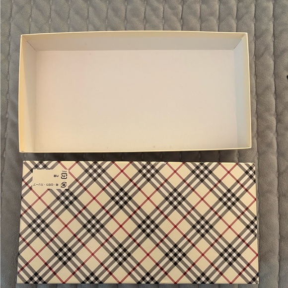 Burberry Tan Gift Box - Picture 2 of 3